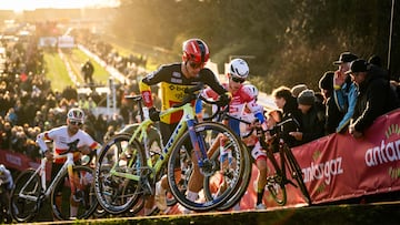 Baloise Glowi Lions Team's Belgian rider Thibau Nys (C) and Alpecin-Deceuninck Team's Dutch rider Tibor Del Grosso (R) compete in the men's elite race of the cyclo-cross World Cup, stage 8 out of 12 of the UCI World Cup competition, in Dendermonde on December 28, 2025. (Photo by DAVID PINTENS / BELGA / AFP)