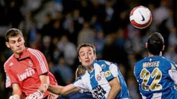 <b>CASILLAS SUBIÓ A REMATAR</b>. Después del gol de Ramos, que acortaba distancias, el Madrid recurrió a la épica para intentar empatar. Casillas se sumó al ataque en un córner botado por Guti un minuto después del gol, pero el árbitro pitó falta de Metzelder. En el último segundo volvió a subir a rematar una falta, sin embargo Guti sacó antes de que llegara.