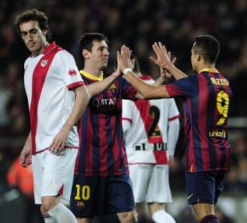 Alexis Sánchez del Barcelona es felicitado por su compañero de equipo el delantero argentino del Barcelona Lionel Messi después de anotar durante el partido de fútbol de la liga española FC Barcelona vs Rayo Vallecano