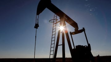 El petróleo cae. ¿Cuánto cuesta y a cuánto se cotiza un barril de crudo Brent y West Texas Intermediate (WTI) hoy, martes 25 de abril? Así los precios.