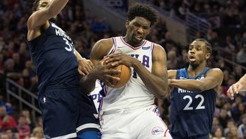 Joel Embiid, p&iacute;vot de los Sixers, lucha por el bal&oacute;n con Karl-Anthony Towns y Andre Wiggins, de los Minnesota Timberwolves.