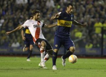 BAS213. BUENOS AIRES (ARGENTINA), 14/05/2015.- El jugador Daniel Osvaldo (d) de Boca Juniors disputa el balón con Leonardo Ponzio (i) de River Plate hoy, jueves 14 de Mayo de 2015, durante un partido por los octavos de final de la Copa Libertadores, en el estado de Boca Juniors en Buenos Aires (Argentina). EFE/Iván Fernández