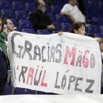 Pancarta para homenajear a Ra迆l L車pez.