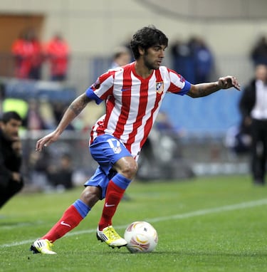 Vino del Braga, el lateral derecho jugó la temporada 11-12, comenzó la 12-13, pero luego fue cedido al Deportivo. Disputó 21 partidos. Nunca fue titular fijo, aunque sí un futbolista de equipo. Ganó una Europa League y una Supercopa de Europa.