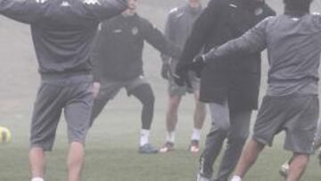 <b>APOYO. </b>Djukic, junto a sus jugadores en un entrenamiento.