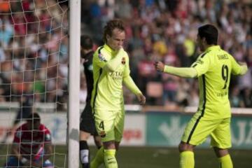 El centrocampista croata de Barcelona Ivan Rakitic celebra el gol que acaba de anotar al Granada