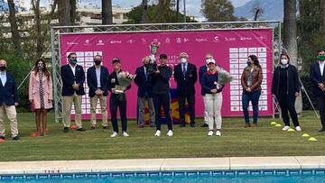 Pedersen levanta el trofeo de campeona en el Open de España.