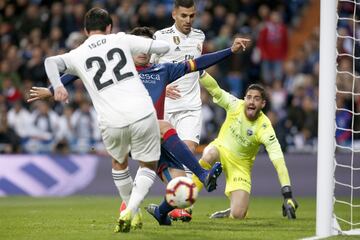 ¡¡ISCO EMPATA EL PARTIDO!! ¡Buena combinación entre Benzema y Brahim que acaba con un remate del francés que desvía el portero, el balón se cae de nuevo a Brahim, centra raso y el balón se pasea despacio por el área pequeña hasta que la empuja el malagueño en el segundo palo!