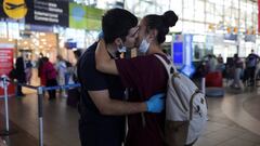 A couple kiss as the spread of the coronavirus disease (COVID-19) continues, at the Arturo Merino Benitez International Airport, in Santiago, Chile, March 25, 2020. REUTERS/Pablo Sanhueza