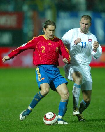 11 tarjetas en total, todas amarillas en 53 partidos.