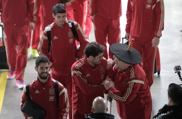 El exportero espa?ol Iker Casillas saluda a Manolo en la estaci¨®n del AVE de Sevilla en 2015.