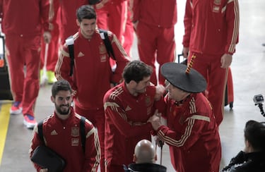 El exportero español Iker Casillas saluda a Manolo en la estación del AVE de Sevilla en 2015.

 
