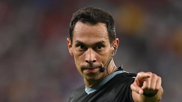 Argentinian referee Facundo Tello gestures during the Qatar 2022 World Cup Group H football match between South Korea and Portugal at the Education City Stadium in Al-Rayyan, west of Doha on December 2, 2022. (Photo by Glyn KIRK / AFP)