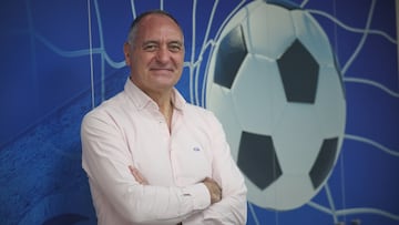 Miguel Merino, ex jugador de Osasuna y padre de Mikel Merino, posa para AS en la sede de la Federación Navarra.