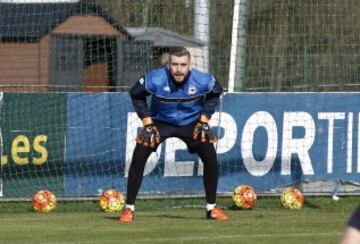 STIPE PLETIKOSA portero internacional croata a fichado por el Deportivo de la Coruña ante la baja de larga duración del canario Fabricio. Pletikosa reforzará una demarcación en la que el conjunto coruñés cuenta con el argentino Germán Lux y el asturiano Manuel Fernández, 'Manu'. 
