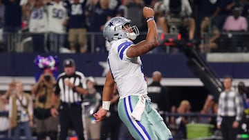 ARLINGTON, TX - OCTOBER 30: Dak Prescott #4 of the Dallas Cowboys celebrates after scoring in the first quarter during a game between the Dallas Cowboys and the Philadelphia Eagles at AT&T Stadium on October 30, 2016 in Arlington, Texas. Tom Pennington/Getty Images/AFP
== FOR NEWSPAPERS, INTERNET, TELCOS & TELEVISION USE ONLY ==