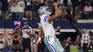 ARLINGTON, TX - OCTOBER 30: Dak Prescott #4 of the Dallas Cowboys celebrates after scoring in the first quarter during a game between the Dallas Cowboys and the Philadelphia Eagles at AT&amp;T Stadium on October 30, 2016 in Arlington, Texas.   Tom Pennington/Getty Images/AFP
 == FOR NEWSPAPERS, INTERNET, TELCOS &amp; TELEVISION USE ONLY ==