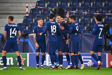 Mario Hermoso marca el 0-1 El central aprovechó una falta lateral lanzada por Yannick Carrasco y con el hombro desvió el balón hacia el fondo de la portería.