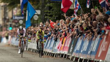 Rohan Dennis adelanta a Primoz Roglic durante la prueba contrarreloj de los Mundiales de Ciclismo en Ruta de Yorkshire 2019.