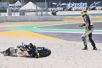 Caída del español Tito Rabat en el ecuador de la carrera. 