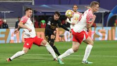 El malagueño saca un zurdado entre los jugadores del Leipzig, Willi Orban y Lukas Klostermann.