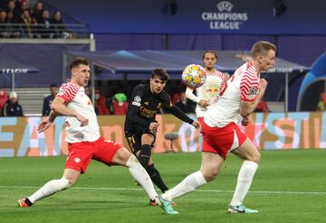 El malagueño saca un zurdado entre los jugadores del Leipzig, Willi Orban y Lukas Klost.