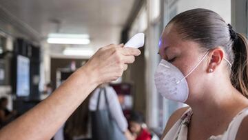 AME5447. SAN JOSÉ (COSTA RICA), 17/03/2020.- Una enfermera mide la temperatura de varias personas en el Hospital de la Mujer, este martes, en San José, Costa Rica. El Gobierno de Costa Rica contabiliza hasta este martes 50 casos de coronavirus COVID-19 y pidió calma a la población para que no abarroten los supermercados, pues el abastecimiento de alimentos y artículos de limpieza se encuentra garantizado. Los datos divulgados en conferencia de prensa por el ministro de Salud, Daniel Salas, indican que de los 50 contagiados, 4 están internados en unidades de cuidados intensivos. EFE/ Jeffrey Arguedas