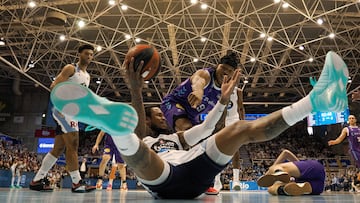 El alero estadounidense del Breogan, Ben McLemore, en el suelo durante el partido de Liga Endesa de baloncesto entre Breogan y Zunder Palencia, este s¨¢bado en Lugo.