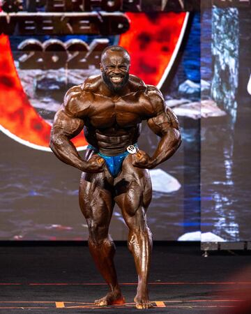 El representante de Reino Unido, el nigeriano Samson Dauda ha ganado el Mr. Olympia 2024. Nacido el 11 de marzo de 1992 en Nigeria comenzó su viaje en el culturismo en 2014, compitiendo en su primer espectáculo local en el Reino Unido.