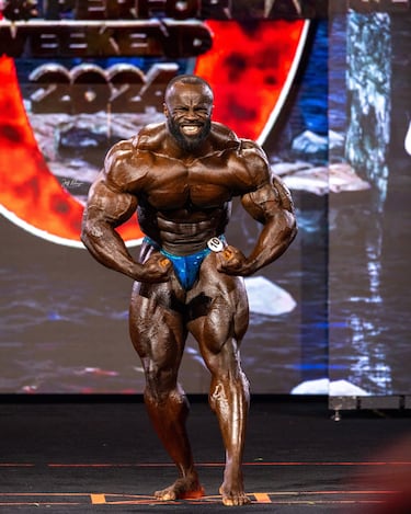 El representante de Reino Unido, el nigeriano Samson Dauda ha ganado el Mr. Olympia 2024. Nacido el 11 de marzo de 1992 en Nigeria comenzó su viaje en el culturismo en 2014, compitiendo en su primer espectáculo local en el Reino Unido.