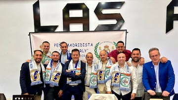 Miembros de la peña madridista 'Don Charlie' posan con Tomás Roncero.
PUBLICADA 19/11/24 NA MA15 2COL