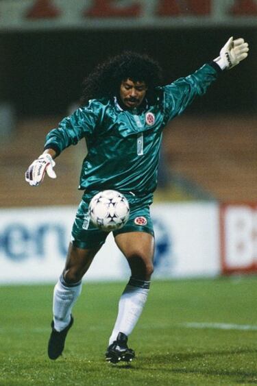 Nacido en Medellín, el 27 de agosto de 1966, René Higuita es considerado uno de los mejores porteros del mundo y uno de los que revolucionó la posición en la década de los 90 al jugar más adelantado y fungir una función de ‘falso líbero’. Es el quinto portero más goleador de la historia, con 41 goles y será recordado por ‘el escorpión’ que realizó en Wembley ante Inglaterra.
