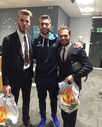 Recuerda los cumpleaños de sus amigos siempre. En esta imagen, celebra el cumpleaños de De Gea junto a Juan Mata.