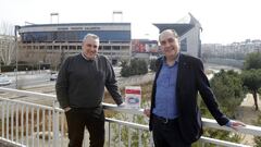 Miguel &Aacute;ngel Guijarro y Nacho Montero, con su libro y el Calder&oacute;n.