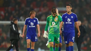 Soccer Football - Premier League - Manchester United v Leicester City - Old Trafford, Manchester, Britain - November 10, 2024 Leicester City's Mads Hermansen and Jannik Vestergaard look dejected after the match REUTERS/Molly Darlington EDITORIAL USE ONLY. NO USE WITH UNAUTHORIZED AUDIO, VIDEO, DATA, FIXTURE LISTS, CLUB/LEAGUE LOGOS OR 'LIVE' SERVICES. ONLINE IN-MATCH USE LIMITED TO 120 IMAGES, NO VIDEO EMULATION. NO USE IN BETTING, GAMES OR SINGLE CLUB/LEAGUE/PLAYER PUBLICATIONS. PLEASE CONTACT YOUR ACCOUNT REPRESENTATIVE FOR FURTHER DETAILS..