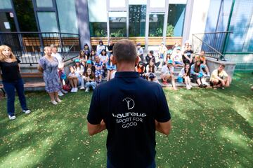 La leyenda del fútbol ucraniano y embajador de Laureus, Andriy Shevchenko, pidió más apoyo de salud mental para los jóvenes refugiados. 
Visitó una escuela de verano en Varsovia que está ayudando a los niños de Ucrania a recuperar el aprendizaje y el juego perdidos. 
Desde que la guerra se intensificó hace cinco meses, se han registrado al menos 5,8 millones de refugiados de Ucrania en toda Europa, la mitad de los cuales se estima que son niños y muchos no tienen acceso a la educación durante semanas.
Las escuelas de verano de Save the Children para niños de Ucrania en Polonia están proporcionando un refugio seguro donde los jóvenes refugiados pueden mejorar su educación, salud mental y bienestar psicosocial.