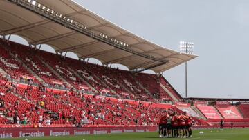 Los jugadores del RCD Mallorca instantes antes de comenzar un partido en Son Moix.