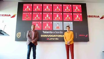 Miguel Méndez, seleccionador nacional, y Elisa Aguilar, presidenta de la FEB, durante la presentación de la lista del Eurobasket 2025.