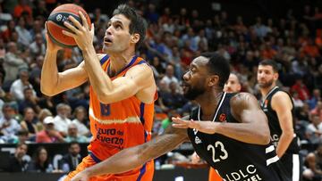 GRAF599. VALENCIA, 01/11/2019.- El alero del Valencia Basket Fernando San Emeterio (i) entra a canasta defendido por David Lighty, del ASVEL Lyon-Villeurbanne, durante el partido de la sexta jornada de la EuroLiga que se disputa hoy viernes en la Fuente de San Luis, Valencia. EFE/Miguel &Aacute;ngel Polo