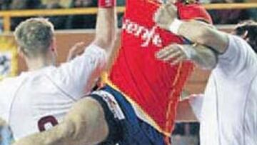 <b>BUEN ENSAYO. </b>Alberto Entrerríos, ante la defensa polaca.