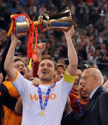 Francesco Totti ha sido premiado con 22 distinciones a nivel individual entre las que destacan el Guerin d'Oro (Liga italiana) en dos ocasiones por las temporadas 1997-1998 y 2003-2004. En 2004 fue incluido en la lista de Futbolistas FIFA 100 elaborada por el ex-futbolista Pelé a petición de la FIFA, y la Bota de Oro en 2007. Al año siguiente obtendría el Balón de Plata. En la imagen sostiene la Supercopa de Italia de 2008.