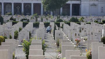Imagen del interior de un cementerio donde una persona visita a un ser querido fallecido.