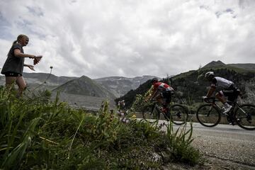 Una pequeña aficionada presente durante la 17ª etapa del Tour de Francia 2017 saluda al belga Thomas De Gendt y australiano Michael Matthews.