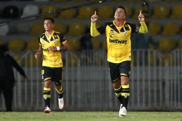 1.- Esteban Paredes 220 goles, en 404 partidos, con una media de 0,54 por encuentro.