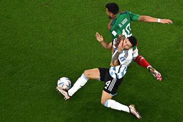 El jugador mexicano, Alexis Vega, lucha un balón con el jugador argentino, Gonzalo Montiel.

 