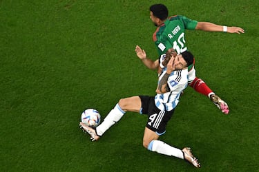 El jugador mexicano, Alexis Vega, lucha un balón con el jugador argentino, Gonzalo Montiel.

 