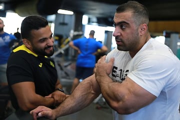 El jordano Mohammad Nsour, renunci¨® a la carrera de medicina para perseguir su sue?o de convertirse en un fisicoculturista estrella. A los 26 a?os, est¨¢ un paso m¨¢s cerca, ya que se clasific¨® para Mr Olympia, un prestigioso concurso internacional en Las Vegas, Nevada, donde se enfrentar¨¢ a los nombres y m¨²sculos m¨¢s importantes del deporte.