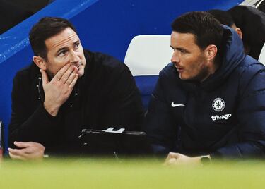 Frank Lampard, entrenador del conjunto inglés, mira al marcador sabiendo que todo la andadura del Chelsea en esta Champions ha llegado a su fin.