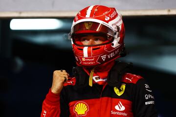 Charles Leclerc celebrando la pole en el Gran Premio de Bahréin.