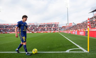 El jugador argentino del Atlético de Madrid, Julián Álvarez, se prepara para lanzar un saque de esquina.